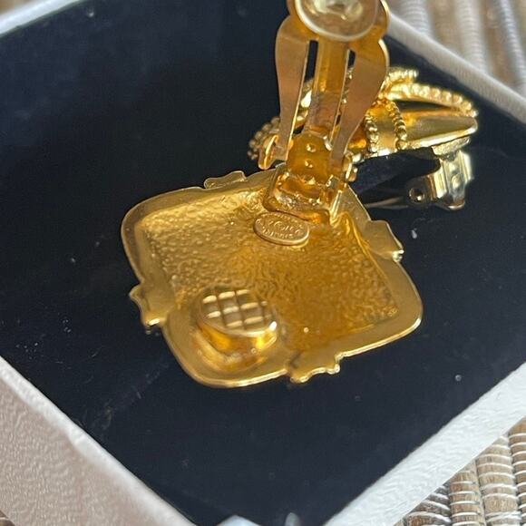 Vintage Authentic Chanel clip on Earrings w/Box - Picture 6 of 12